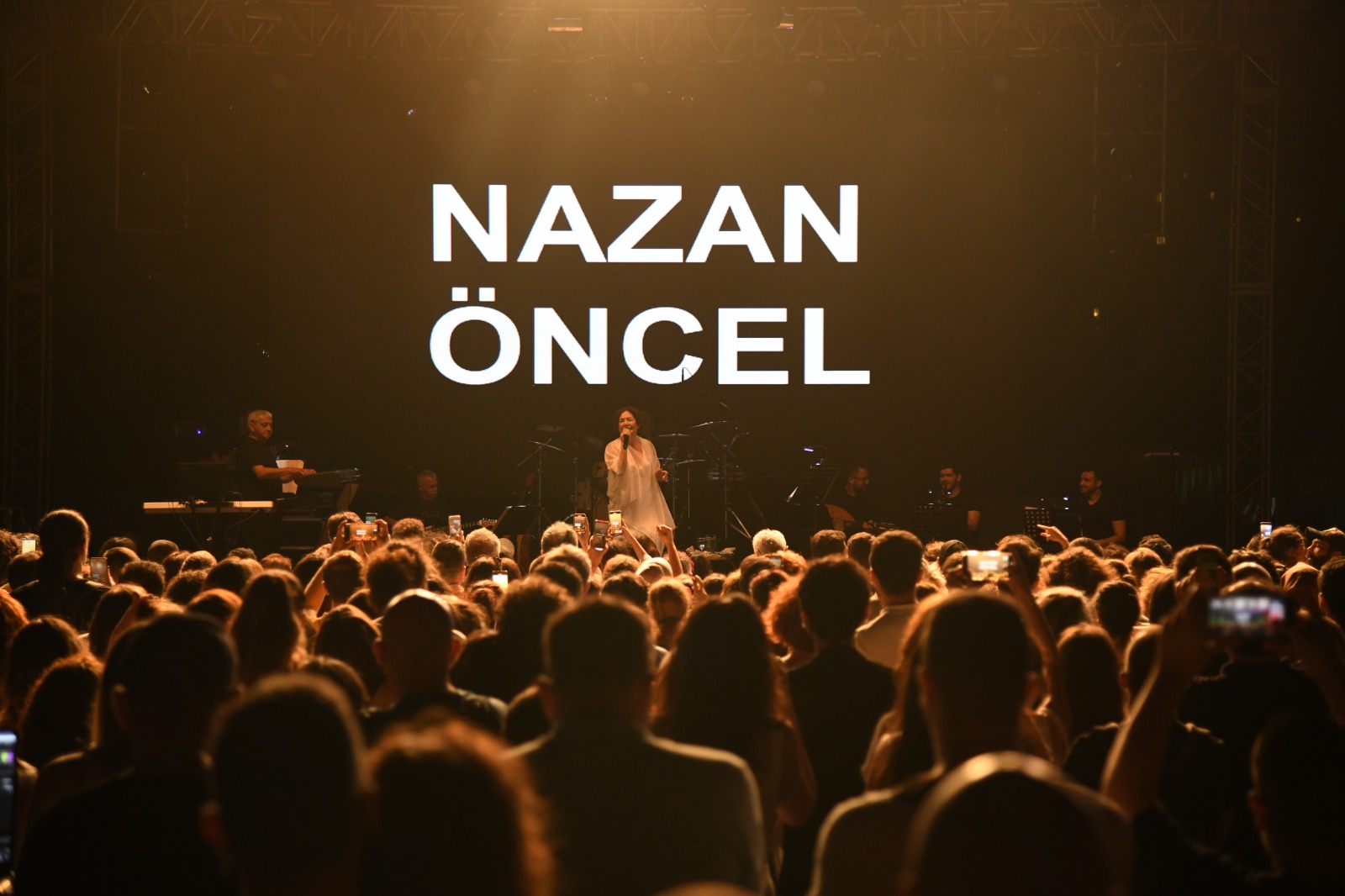 Kalamış Yaz Festivali Nazan Öncel konseriyle başladı